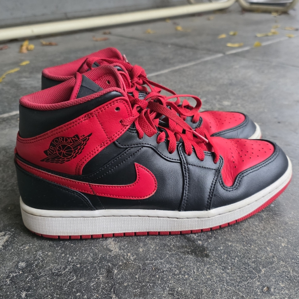 Air Jordan 1 Mid Bred Alternate